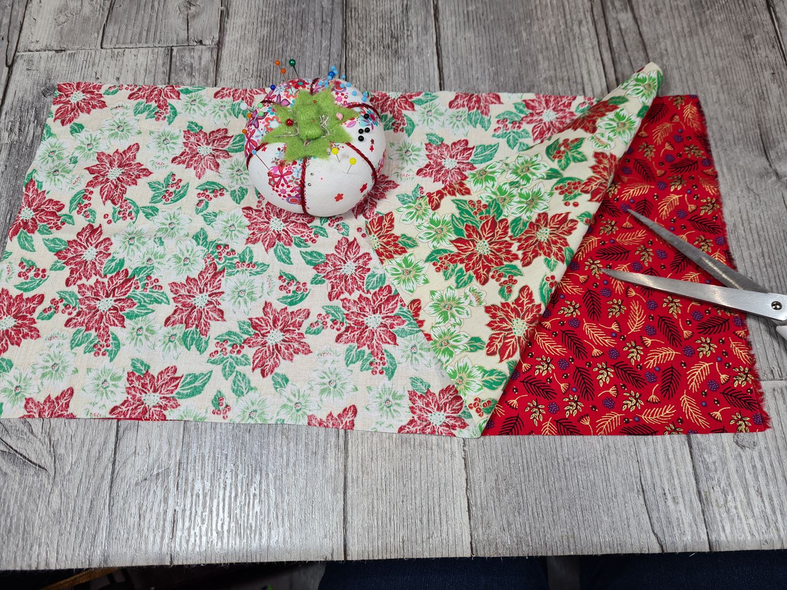 serviette-de-table-de-noel-en-forme-de-sapin-range-couverts-marque-place-diy-couture-imprimés-tissu-de-noel